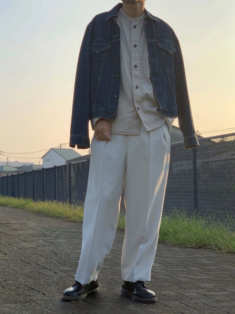 ホワイト系のその他パンツ、ベージュ系のシャツ/ブラウス、ブルー系のデニムジャケットを着用したメンズの秋コーディネートの1枚目の写真