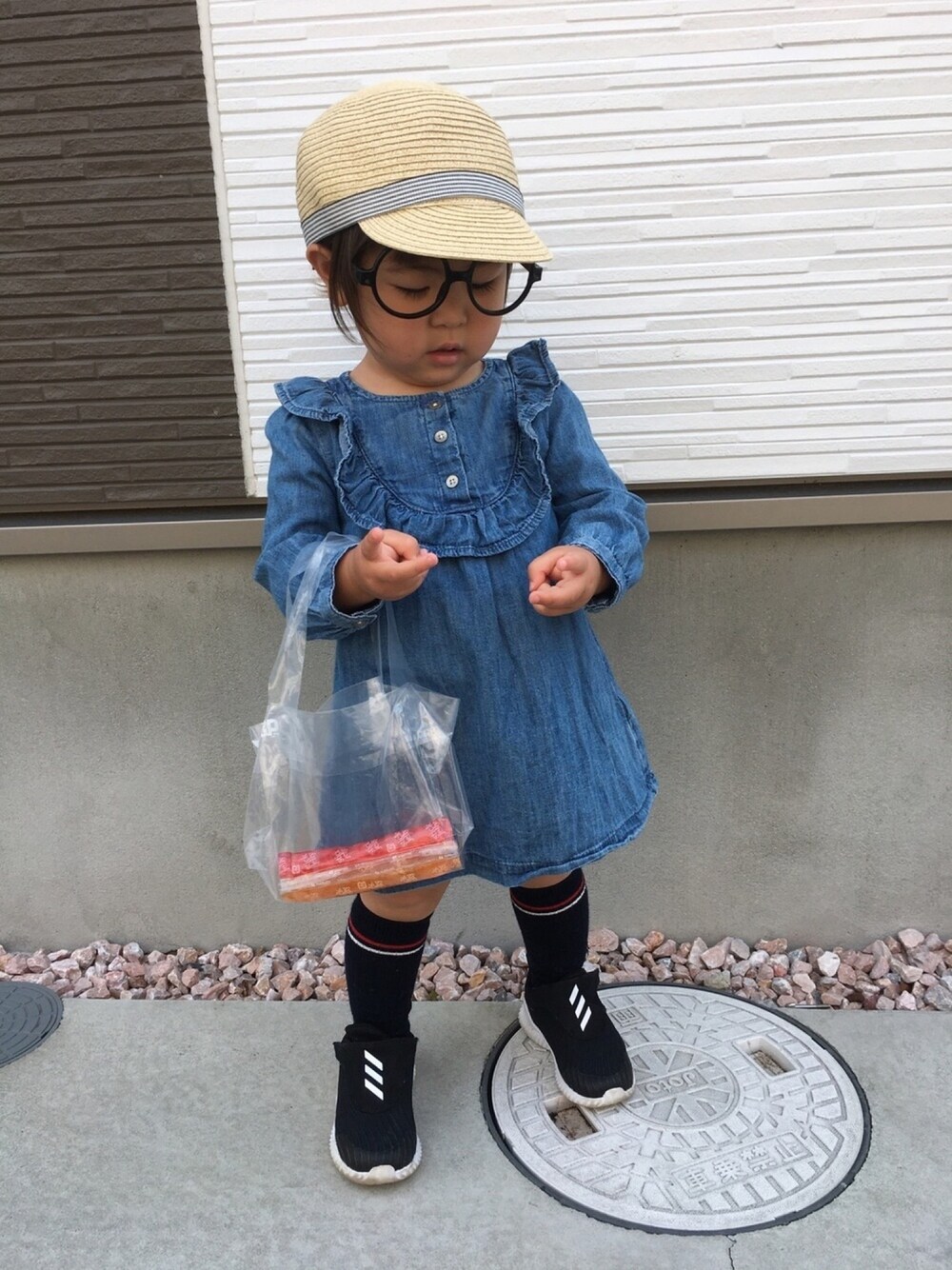 「キッズコーデ」｜「GAPのデニムフリル ワンピース（ワンピース、ブルー系）」を使った、mahiiiiiroさん（キッズ・80cm）の春コーディネートの1枚目の写真