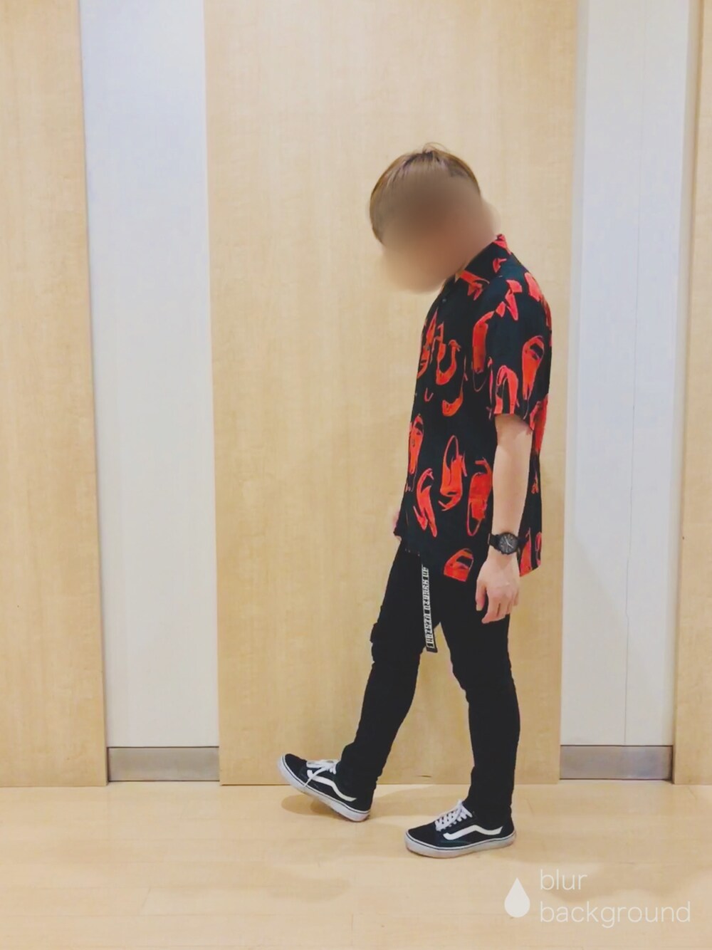 レッド系のシャツ/ブラウス、ブラック系のスラックス、ブラック系のスニーカーを着用したメンズの春コーディネートの1枚目の写真