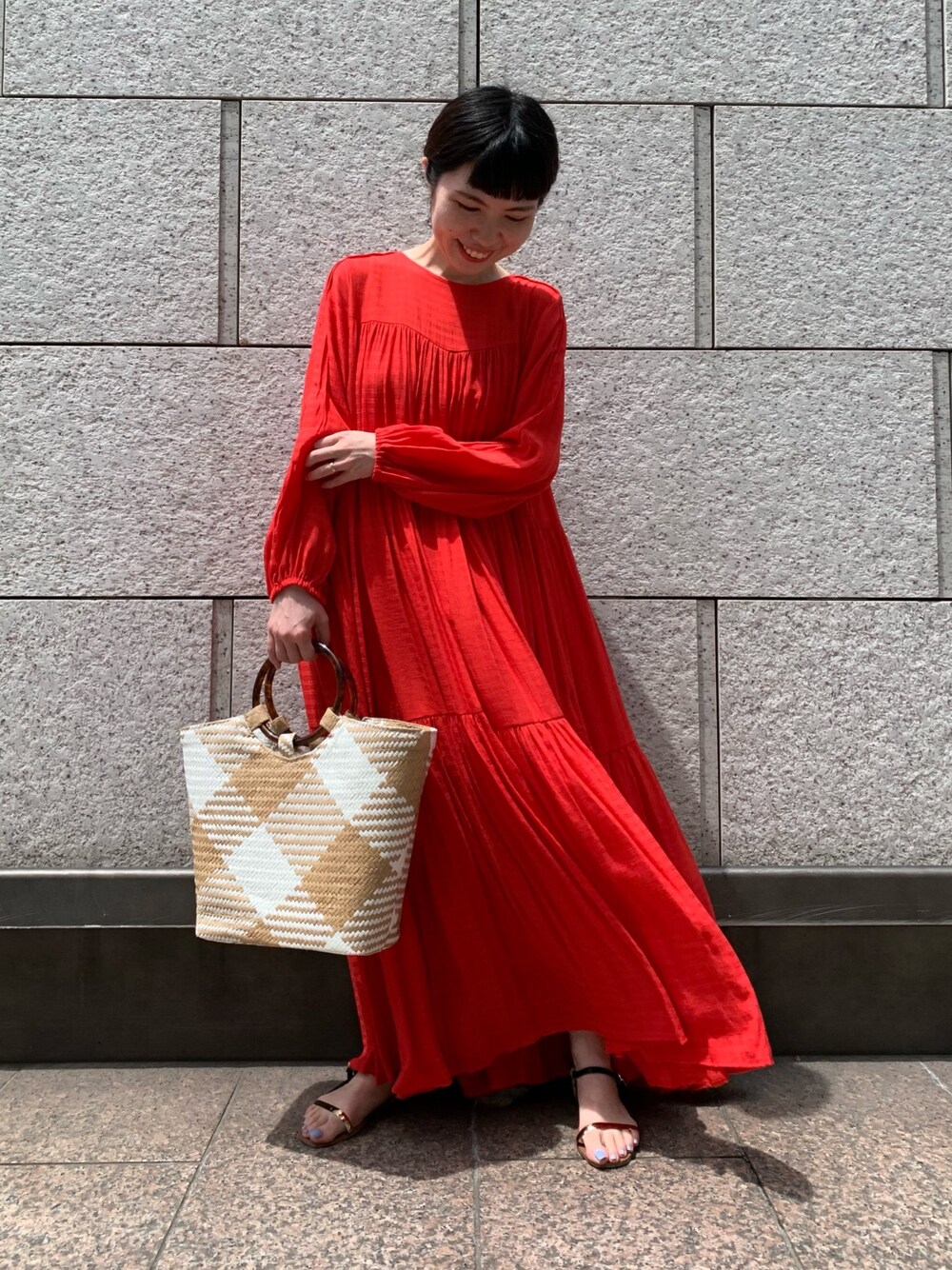 「カジュアルコーデ、オトナカジュアル、初夏コーデ、夏コーデ、ロングワンピース、低身長、低身長コーデ、ROSSO、アーバンリサーチロッソ」｜「URBAN RESEARCH ROSSOのティアードボリュームワンピース（ワンピース、レッド系）」を使った、Yukaさん（レディース・152cm）の春コーディネートの1枚目の写真