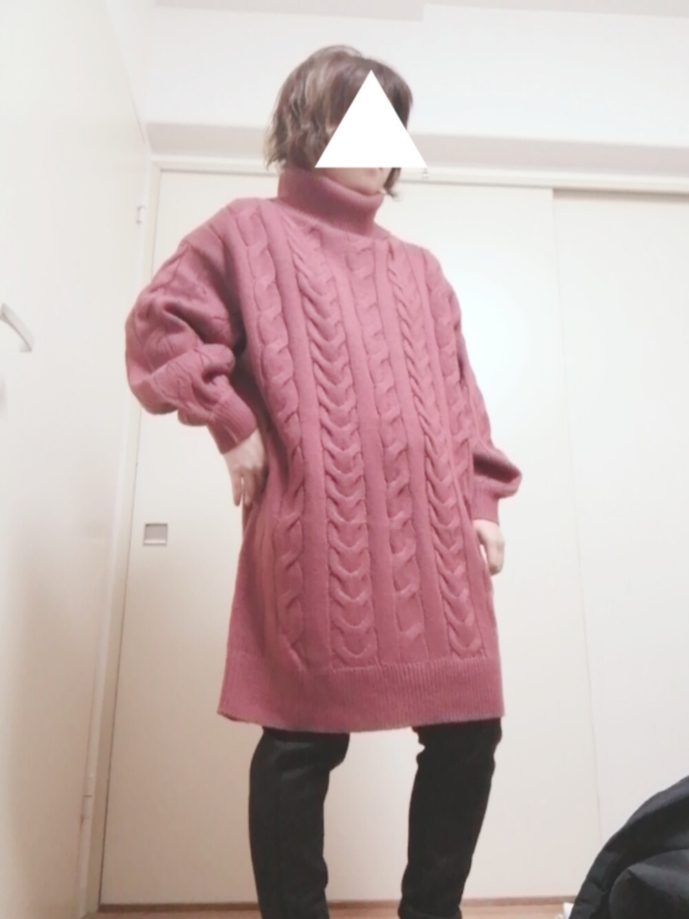 「カジュアル、シンプル、赤 ニット、黒パンツ、ニットコーデ、大人カジュアル、休日スタイル」｜「colzaのアイテム（ニット/セーター、レッド系）」を使った、ゆなさん（レディース・153cm）の冬コーディネートの1枚目の写真