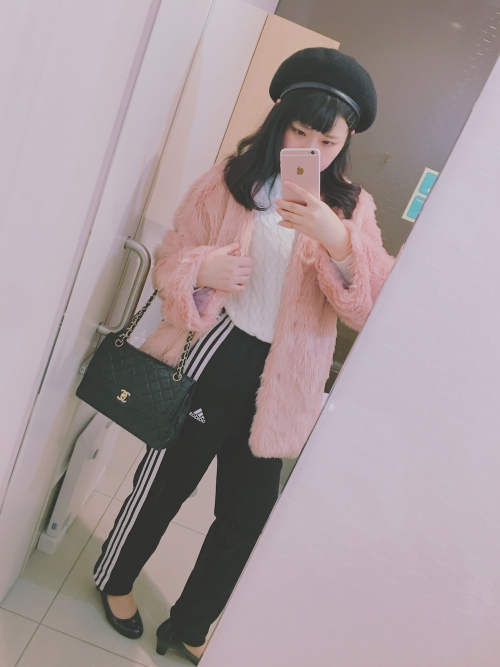 「冬コーデ、adidas、アディダス、GU、axes femme、友達とご飯、ご飯、chanel、シャネル、WEGO」｜「WEGOのアイテム（ハンチング/ベレー帽、ブラック系）」を使った、모에-もえさん（レディース・165cm）の冬コーディネートの1枚目の写真