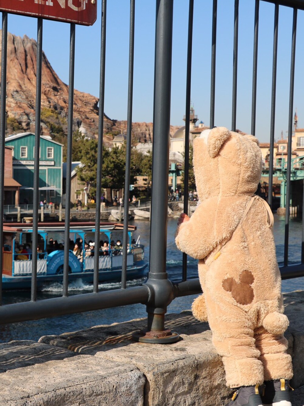 「disney、ディズニー、ダッフィー、ザラキッズ、キッズファッション、秋のカフェオレコーデ、男の子、秋色、2歳、むすこーで」｜「ZARAのアイテム（シューズ、グレー系）」を使った、カイセイさん（キッズ・90cm）の秋コーディネートの1枚目の写真