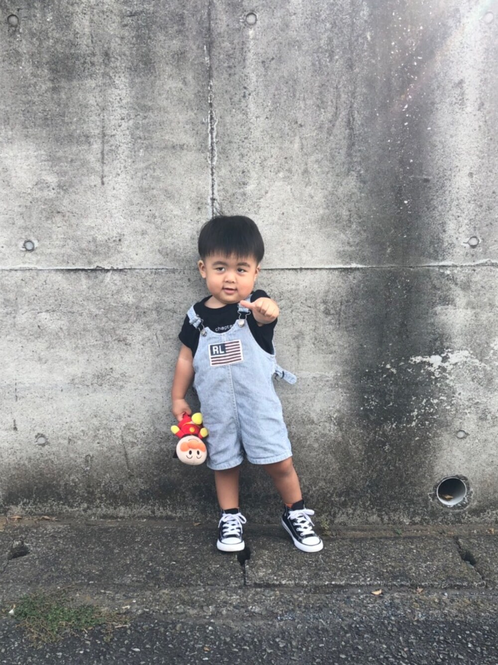 「キッズ古着、男の子、2歳、サロペット、ハイカットスニーカー、キッズコーデ、むすこーで、秋色、コンバース、アメリカ古着」｜「RALPH LAURENのアイテム（オールインワン・サロペット、ブルー系）」を使った、カイセイさん（キッズ・90cm）の秋コーディネートの1枚目の写真