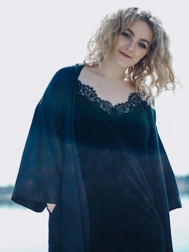 「アイテム（ルームウェア、ブラック系）」を使った、Kamryn Friedrichさん（レディース・163cm）の春コーディネート