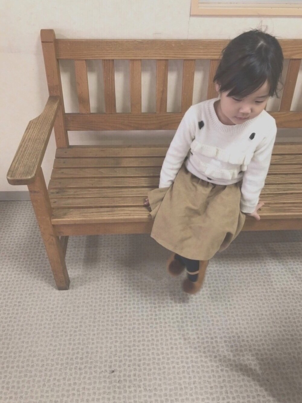 「apres les coursのリボンフリルニット（ニット/セーター、ホワイト系）」を使った、やすさん（キッズ・100cm）の秋コーディネートの1枚目の写真