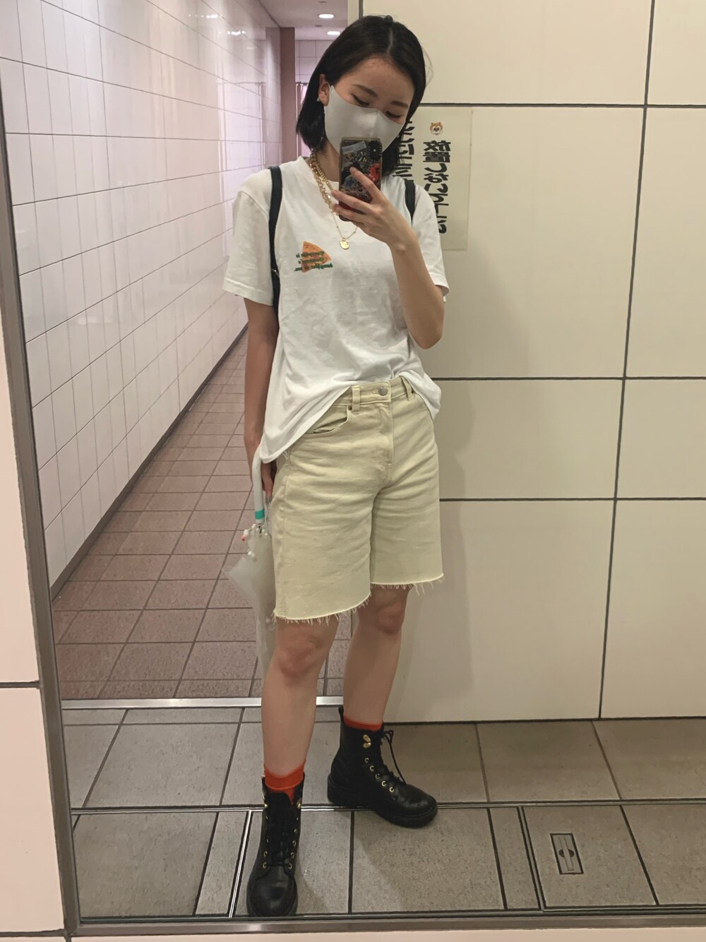 ベージュ系のその他パンツ、ブラック系のブーツ、ホワイト系のトップスを着用したレディースの夏コーディネートの1枚目の写真