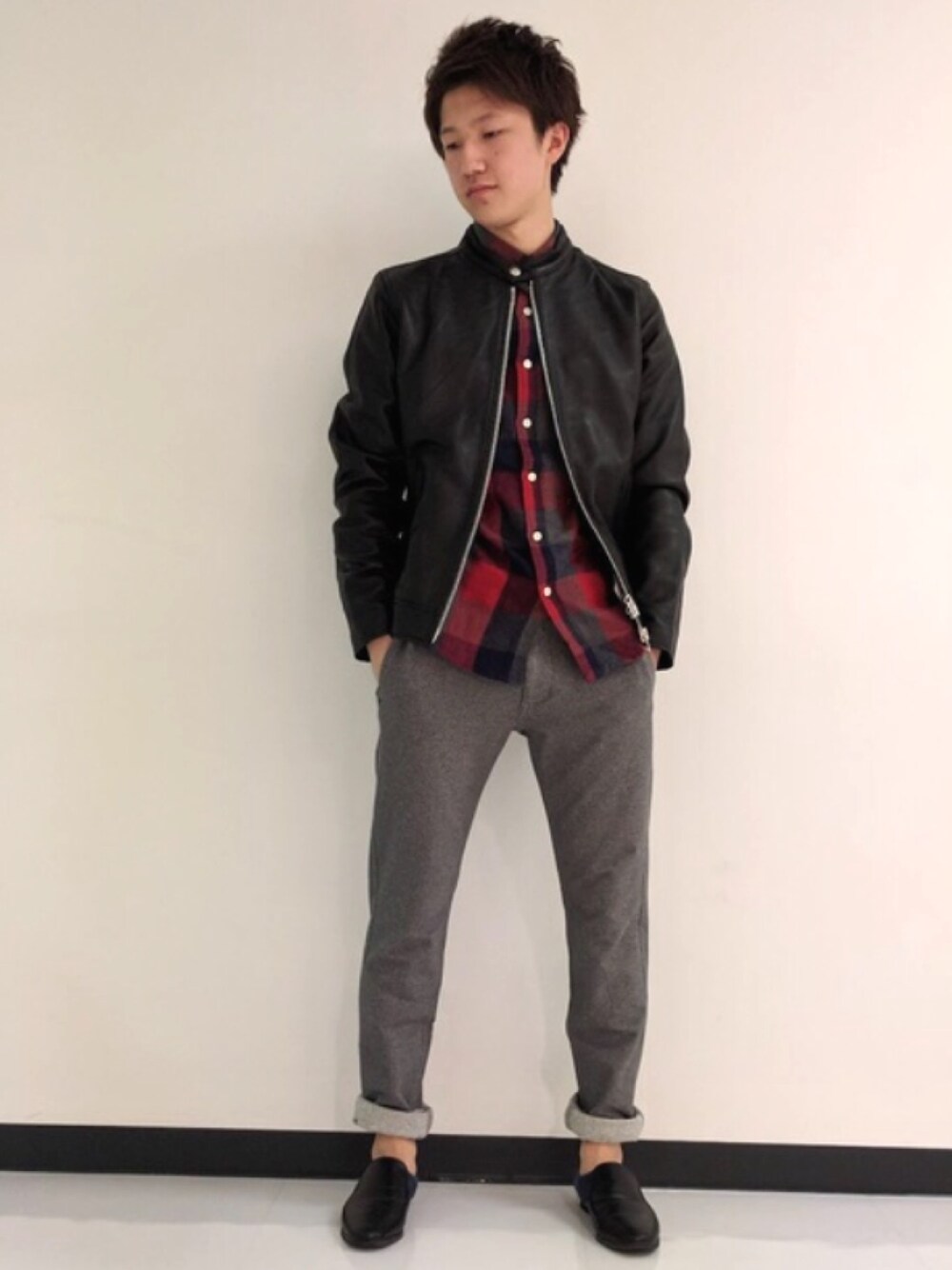 「Right-onコーデ、Right-on、レザージャケット、ラムスキン、100%、大人、かっこよく、シンプルコーデ」｜「Right-onのアイテム（シャツ/ブラウス、レッド系）」を使った、佐々木京介さん（メンズ・172cm）の秋コーディネートの1枚目の写真