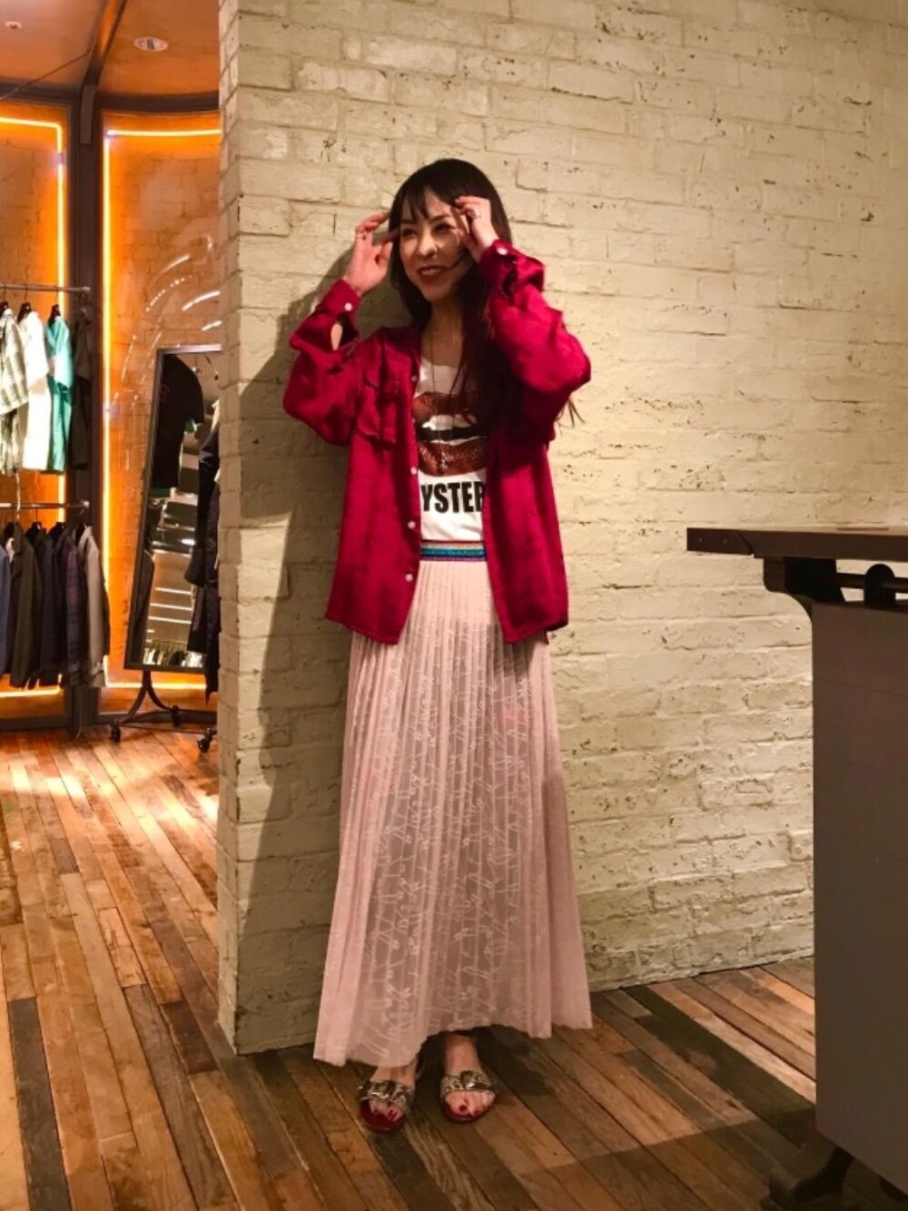 「スカート、シャツ、ロック、Tシャツ、大人カジュアル、Hysteric Glamour、夏コーデ、ヒステリックグラマー、ルクア」｜「HYSTERIC GLAMOURのVINYL JUNKIEジャカード オープンカラーシャツ（シャツ/ブラウス、ピンク系）」を使った、Qさん（レディース・163cm）の夏コーディネートの1枚目の写真