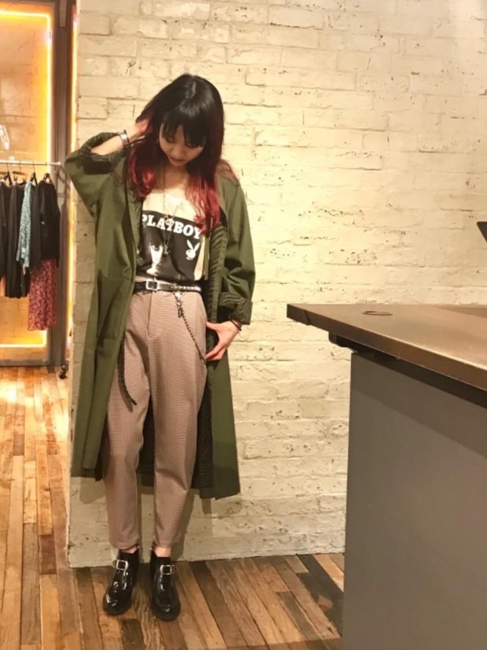 「カジュアル、シンプル、ロック、コラボ、ストリート、Hysteric Glamour、ヒステリックグラマー、秋コーデ、ルクア」｜「HYSTERIC GLAMOURのMETAL CHARM ウォレットチェーン（ウォレットチェーン、シルバー系）」を使った、Qさん（レディース・163cm）の夏コーディネートの1枚目の写真