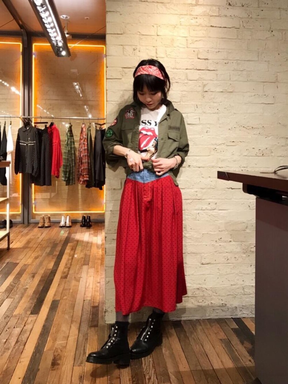「デニム、スカート、カジュアル、ロック、Tシャツ、ストリート、コラボレーション、Hysteric Glamour、春コーデ、ルクア」｜「HYSTERIC GLAMOURのCHUNKY HEEL SKINNYショートブーツ（ブーツ、ブラック系）」を使った、Qさん（レディース・163cm）の冬コーディネートの1枚目の写真