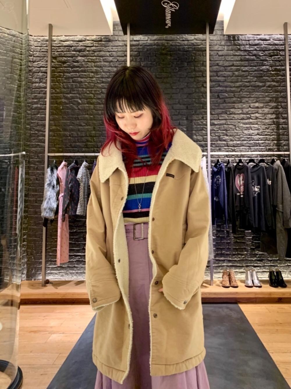 「スカート、冬コーデ、Hysteric Glamour、ヒステリックグラマー、なんばパークス、ニットコーデ、冬アウター、70'sコーデ」｜「HYSTERIC GLAMOURのHYS LOGO刺繍 マーメイドスカート（スカート、パープル系）」を使った、Qさん（レディース・163cm）の秋コーディネートの1枚目の写真