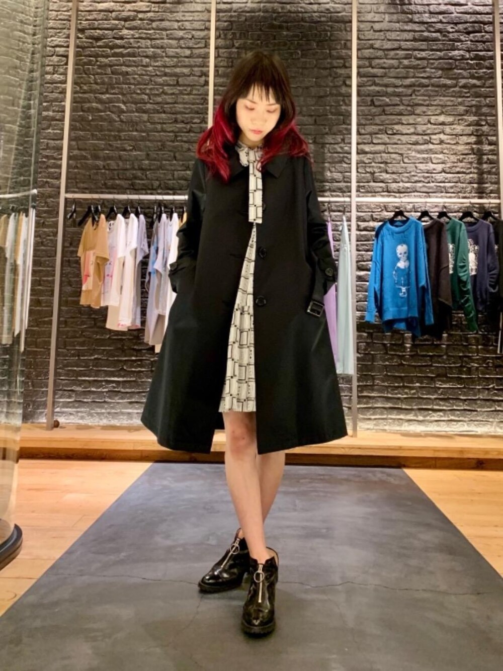「コート、ジャケット、ワンピース、Hysteric Glamour、スプリングコート、シンプルコーデ、春コーデ、ヒステリックグラマー、なんばパークス、HYSTERICS」｜「HYSTERIC GLAMOURのステンカラーコート（ステンカラーコート、ブラック系）」を使った、Qさん（レディース・163cm）の冬コーディネートの1枚目の写真