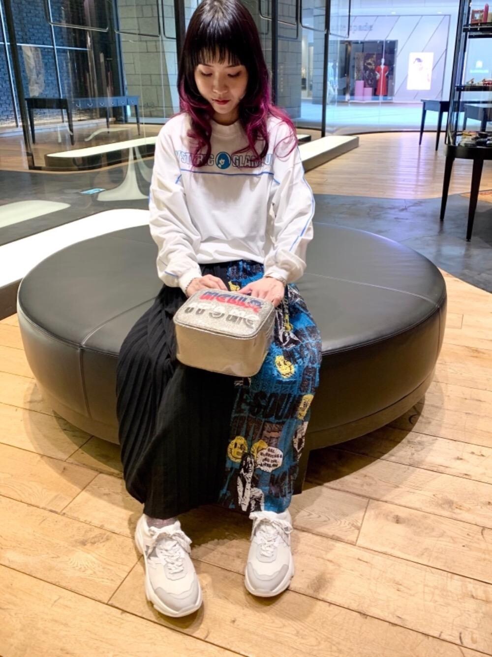 「スウェット、スニーカー、スカート、Hysteric Glamour、春コーデ、ラフコーデ、ヒステリックグラマー、なんばパークス」｜「HYSTERIC GLAMOURのラバーハンドルクロスボディーバッグ（ボディバッグ/ウエストポーチ、シルバー系）」を使った、Qさん（レディース・163cm）の春コーディネートの1枚目の写真