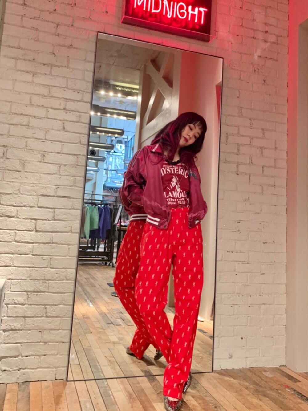 「ロック、総柄、ワイドパンツ、Hysteric Glamour、春コーデ、ヒステリックグラマー、ストリートコーデ、なんばパークス、アメカジコーデ、パンクコーデ」｜「HYSTERIC GLAMOURのHYS MONOGRAM柄 イージーパンツ（その他パンツ、レッド系）」を使った、Qさん（レディース・163cm）の春コーディネートの1枚目の写真