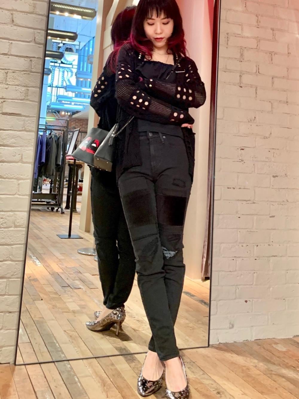 「デニム、ロック、スキニー、Hysteric Glamour、シンプルコーデ、春コーデ、ヒステリックグラマー、なんばパークス、HYSTERICS、パンクコーデ」｜「HYSTERIC GLAMOURのLIP CROSSBODY バッグ（ショルダーバッグ、ブルー系）」を使った、Qさん（レディース・163cm）の春コーディネートの1枚目の写真