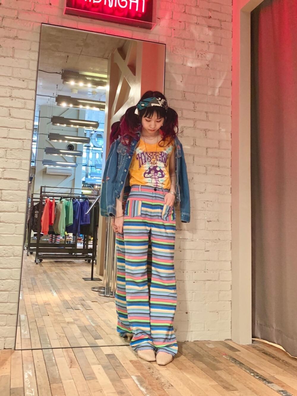 「デニム、Tシャツ、Hysteric Glamour、フレアパンツ、春コーデ、ベアー、ヒステリックグラマー、なんばパークス、70'sコーデ」｜「HYSTERIC GLAMOURのRUMBLERS バンダナ（バンダナ/スカーフ、ブルー系）」を使った、Qさん（レディース・163cm）の春コーディネートの1枚目の写真