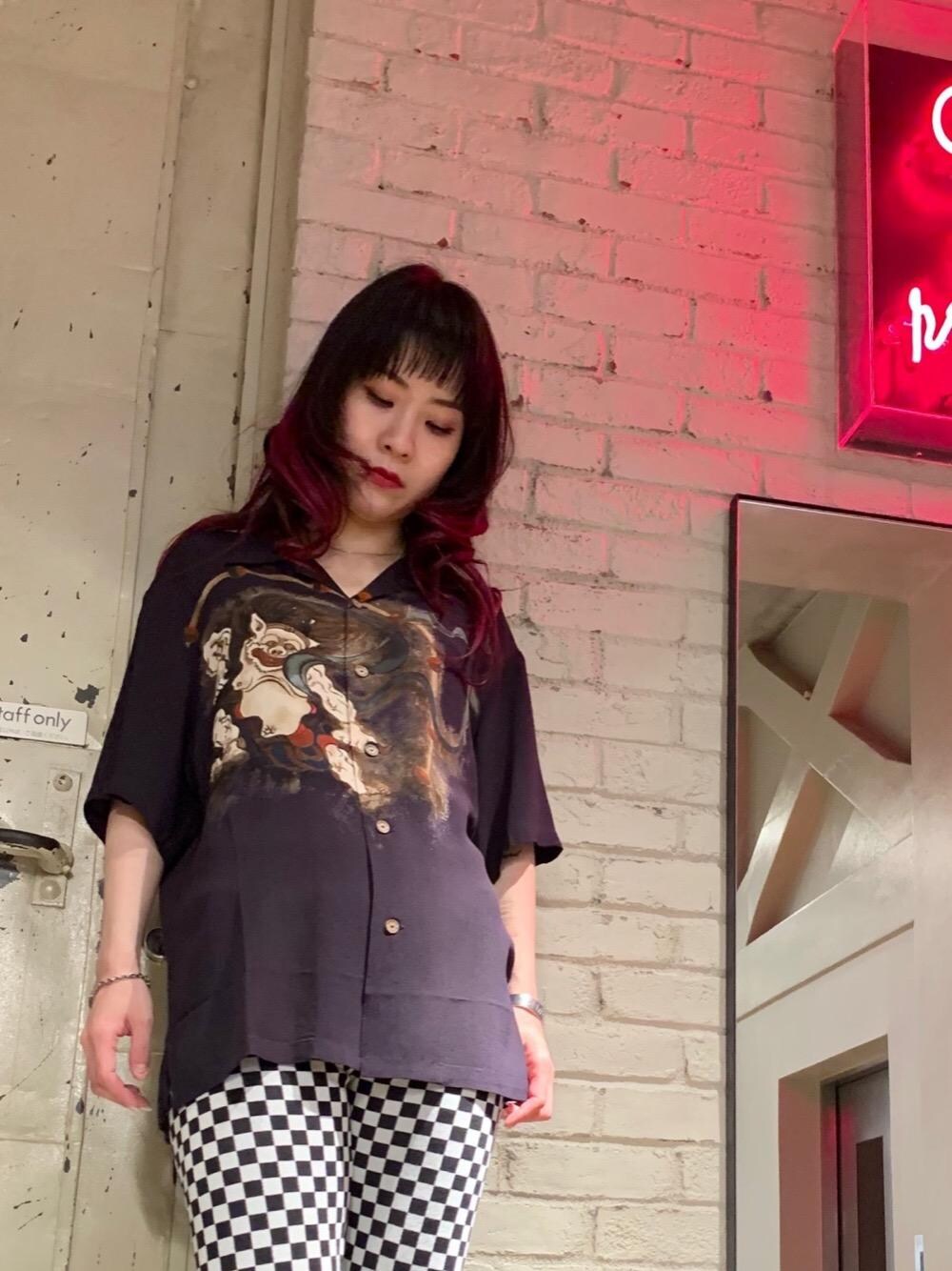 「シャツ、Hysteric Glamour、シンプルコーデ、ラフコーデ、ヒステリックグラマー、ストリートコーデ、なんばパークス、HYSTERICS」｜「HYSTERIC GLAMOURのCHECKER FLAG ジャガードトレンカ（その他パンツ、ホワイト系）」を使った、Qさん（レディース・163cm）の夏コーディネートの1枚目の写真