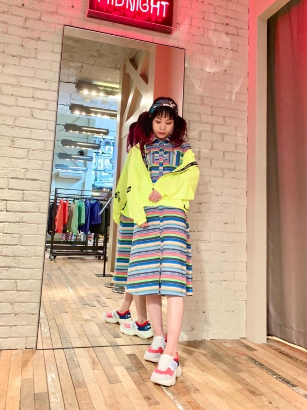 「スニーカー、パーカー、Hysteric Glamour、春コーデ、ベアー、ラフコーデ、ヒステリックグラマー、アウトドアコーデ、70'sコーデ」｜「HYSTERIC GLAMOURのRUMBLERS バンダナ（バンダナ/スカーフ、ブルー系）」を使った、Qさん（レディース・163cm）の夏コーディネートの1枚目の写真