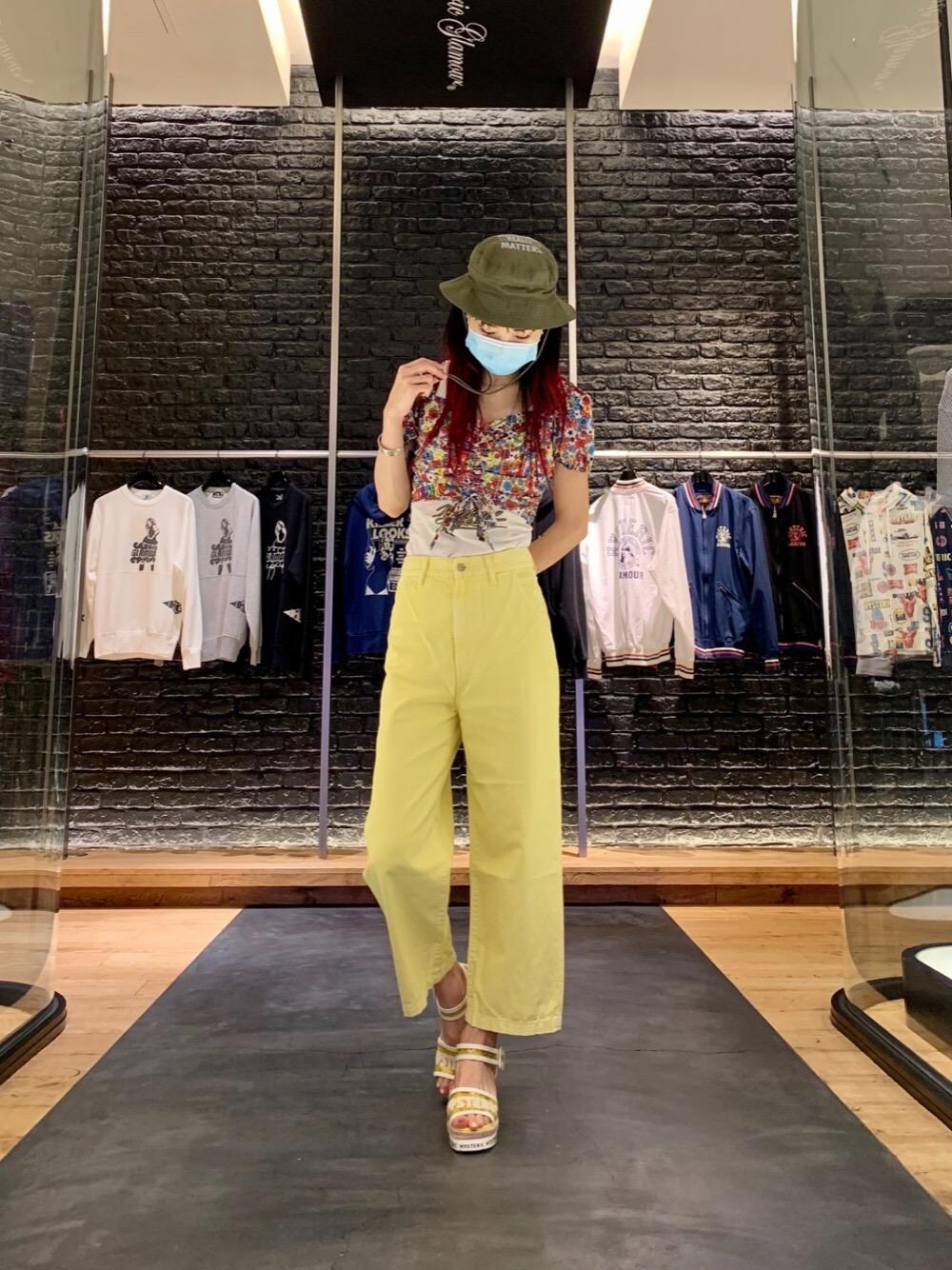 「ワイドパンツ、サンダル、Hysteric Glamour、夏コーデ、半袖シャツ、ヒステリックグラマー、なんばパークス、ミリタリーコーデ、70'sコーデ」｜「HYSTERIC GLAMOURの8分丈ワイドパンツ（その他パンツ、イエロー系）」を使った、Qさん（レディース・163cm）の夏コーディネートの1枚目の写真