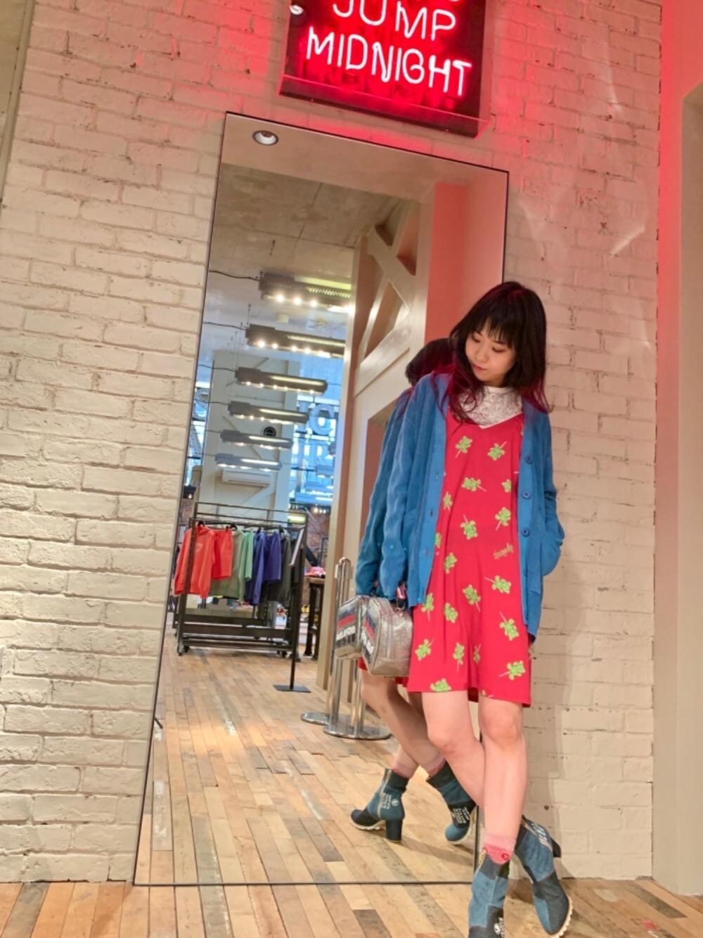 「ワンピース、Tシャツ、Hysteric Glamour、シンプルコーデ、ベアー、ヒステリックグラマー、なんばパークス」｜「HYSTERIC GLAMOURのDENIM ショートブーツ（ブーツ、ブルー系）」を使った、Qさん（レディース・163cm）の夏コーディネートの1枚目の写真