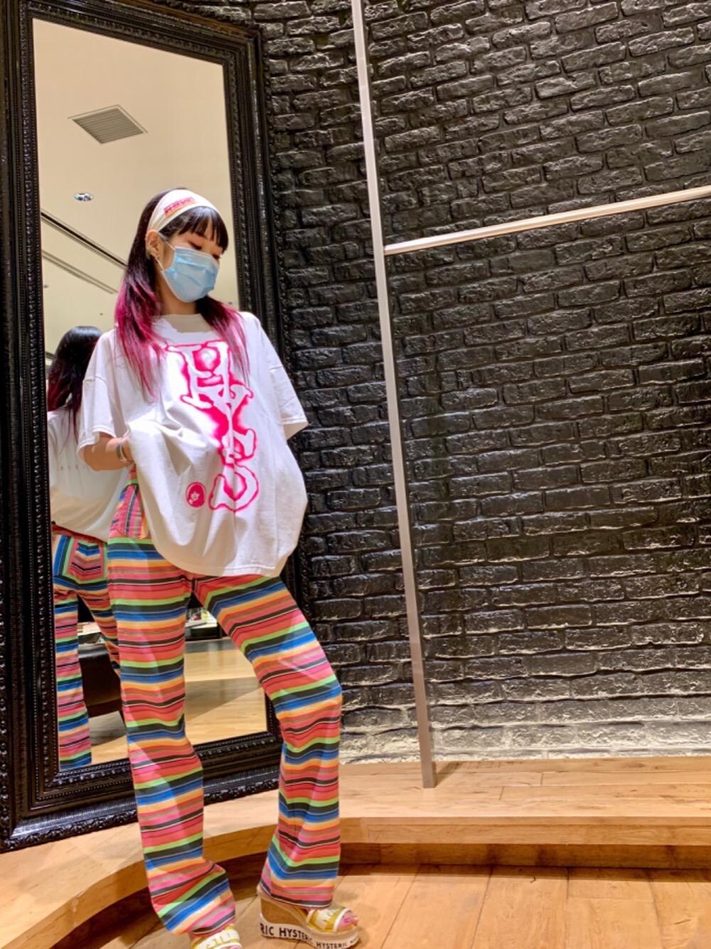 「Tシャツ、サンダル、Hysteric Glamour、シンプルコーデ、夏コーデ、ラフコーデ、ヒステリックグラマー、ストリートコーデ、なんばパークス」｜「HYSTERIC GLAMOURのRAINBOW LOGO JQヘアバンド（ヘアバンド、ホワイト系）」を使った、Qさん（レディース・163cm）の夏コーディネートの1枚目の写真
