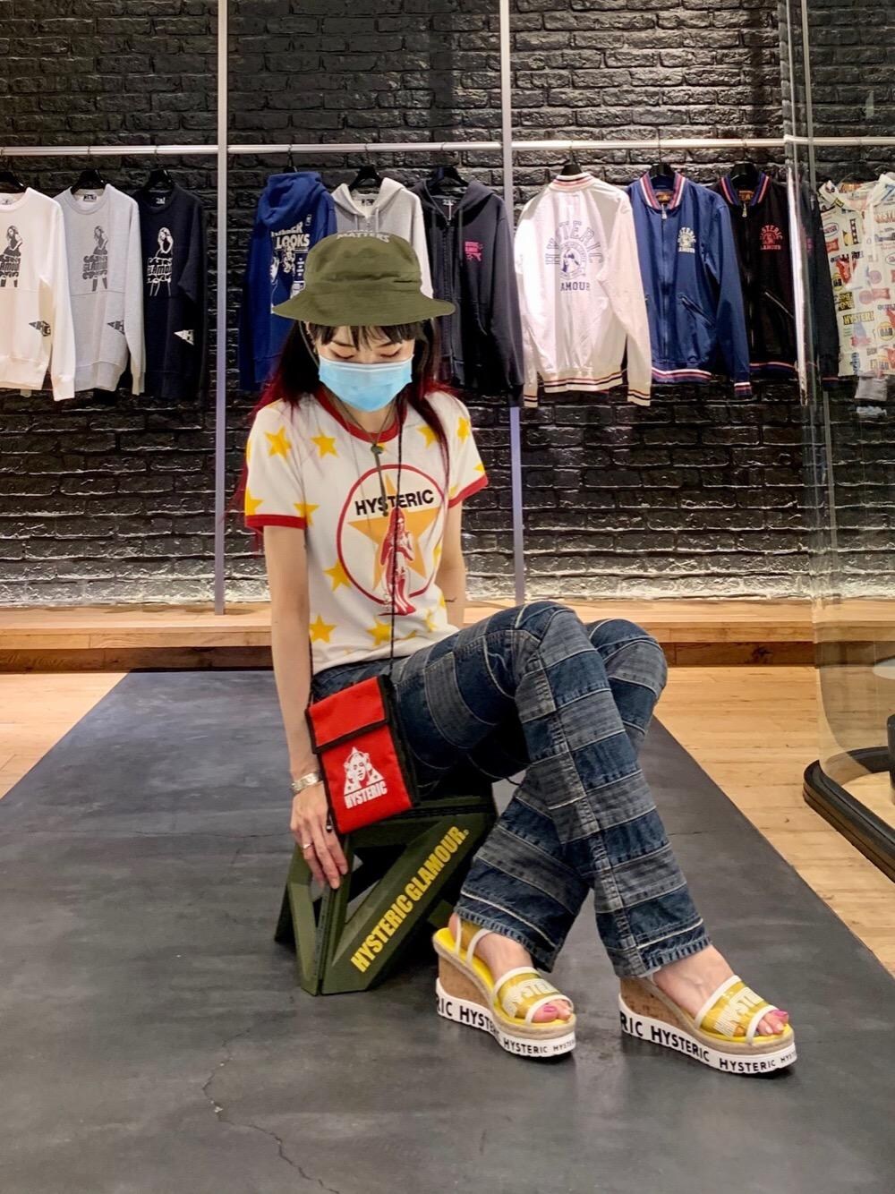 「デニム、Tシャツ、Hysteric Glamour、夏コーデ、カジュアルコーデ、ヒステリックグラマー、なんばパークス、ミリタリーコーデ、アメカジコーデ、90'Sコーデ」｜「HYSTERIC GLAMOURのUSED加工デニム スクラッチフレアパンツ（デニムパンツ、ブルー系）」を使った、Qさん（レディース・163cm）の夏コーディネートの1枚目の写真