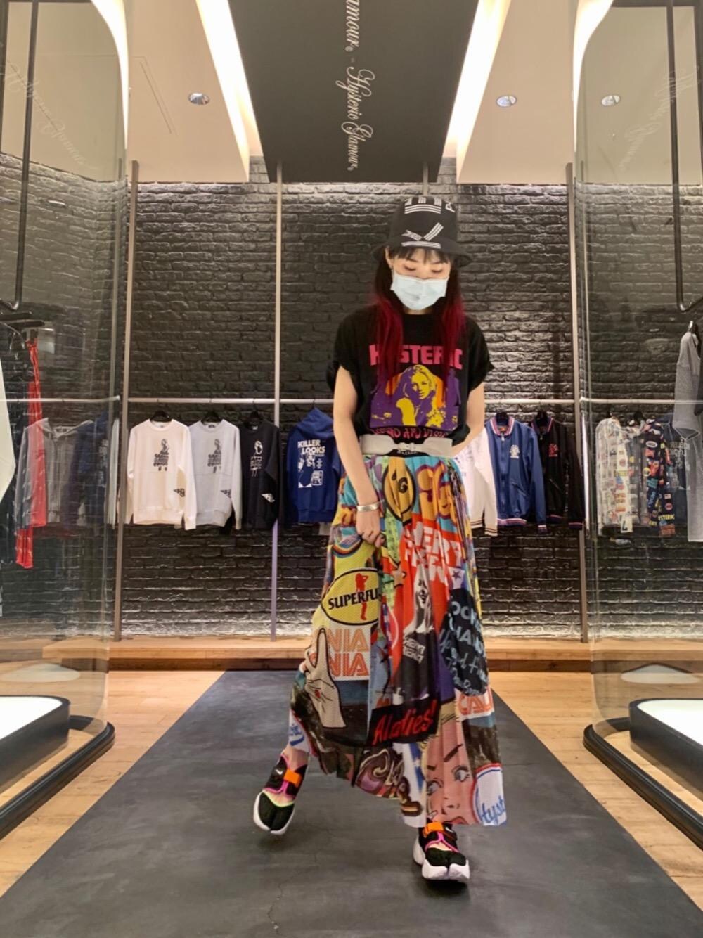 「スニーカー、スカート、Tシャツ、Hysteric Glamour、夏コーデ、ヒステリックグラマー、なんばパークス、アメカジコーデ、70'sコーデ」｜「HYSTERIC GLAMOURのFIELD OF HEAVEN オーバーサイズTシャツ（Tシャツ/カットソー、ブラック系）」を使った、Qさん（レディース・163cm）の夏コーディネートの1枚目の写真