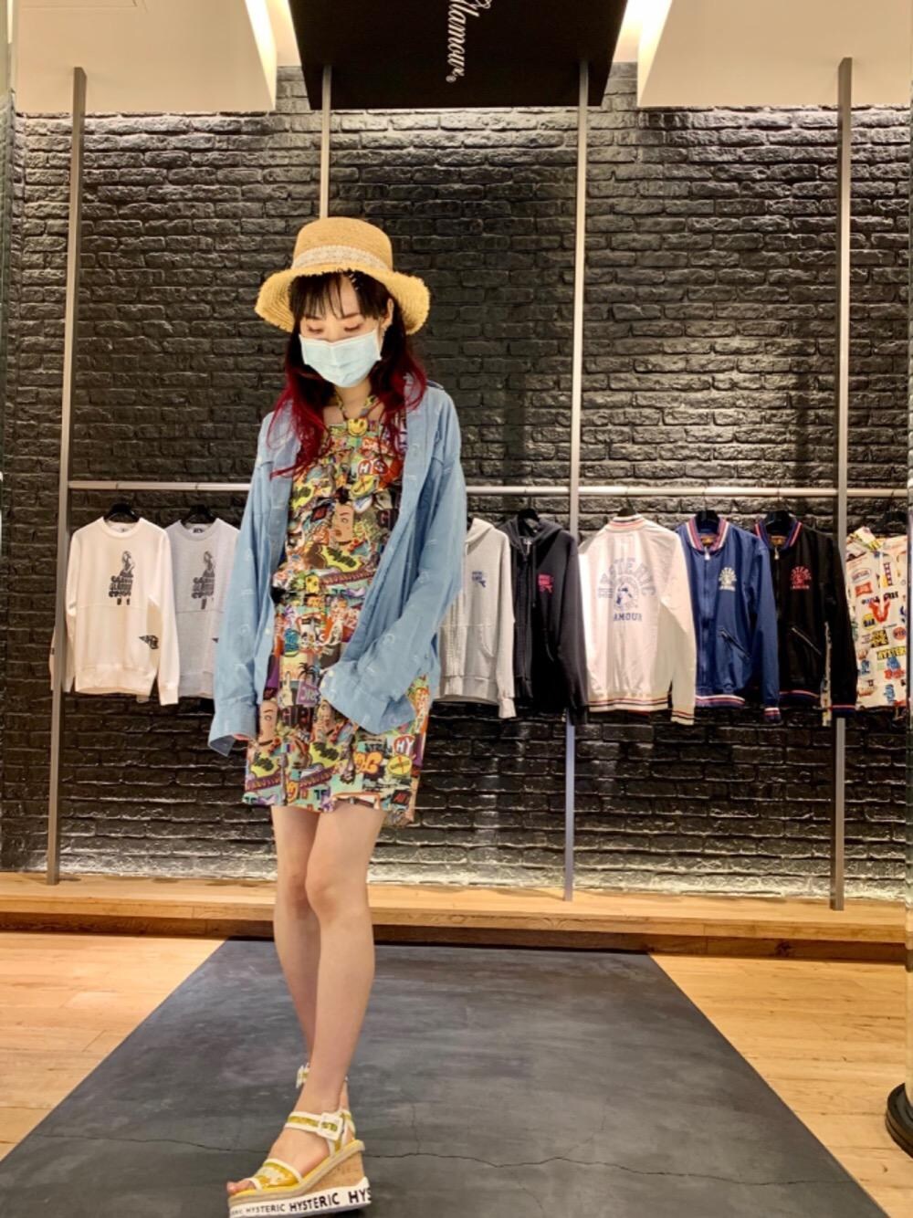 「デニム、長袖シャツ、ハーフパンツ、サンダル、Hysteric Glamour、夏コーデ、ヒステリックグラマー、なんばパークス、70'sコーデ」｜「HYSTERIC GLAMOURのHYSTERICロゴ コルクウェッジサンダル（サンダル、イエロー系）」を使った、Qさん（レディース・163cm）の夏コーディネートの1枚目の写真