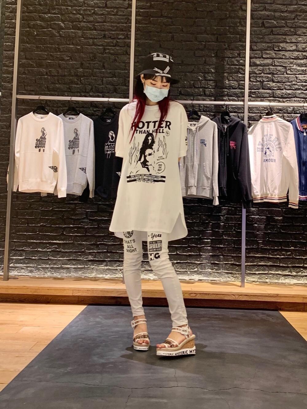 「ワンピース、スキニー、Tシャツ、サンダル、Hysteric Glamour、シンプルコーデ、夏コーデ、ラフコーデ、ヒステリックグラマー、なんばパークス」｜「HYSTERIC GLAMOURのLOGO PATCH Sチノスキニーパンツ【8T3】（チノパンツ、ホワイト系）」を使った、Qさん（レディース・163cm）の夏コーディネートの1枚目の写真