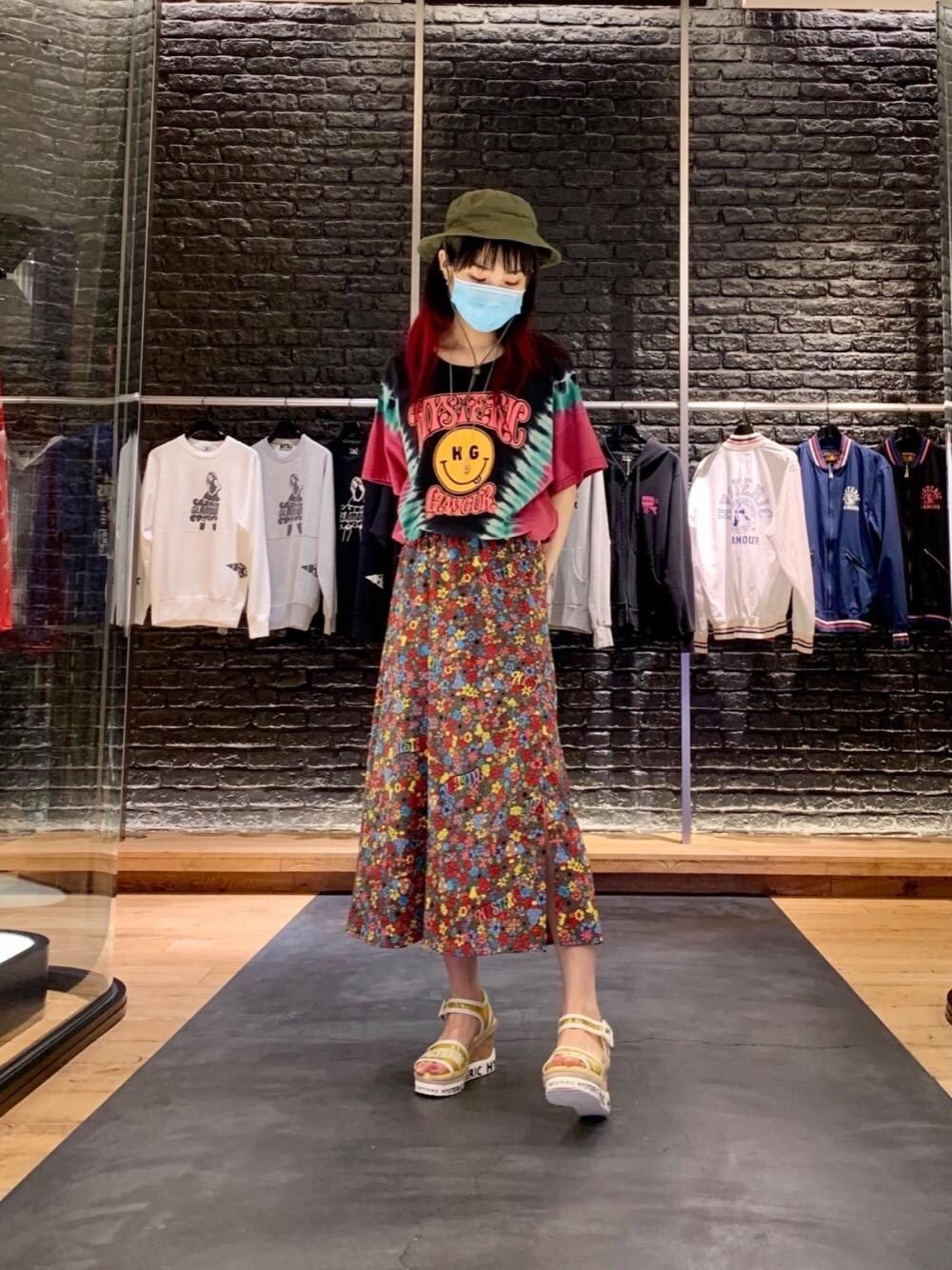 「スカート、Tシャツ、サンダル、Hysteric Glamour、夏コーデ、ヒステリックグラマー、なんばパークス、ミリタリーコーデ、アメカジコーデ、70'sコーデ」｜「HYSTERIC GLAMOURのArkAir×HYSTERIC/NRM ビーニーハット（ハット、グリーン系）」を使った、Qさん（レディース・163cm）の夏コーディネートの1枚目の写真
