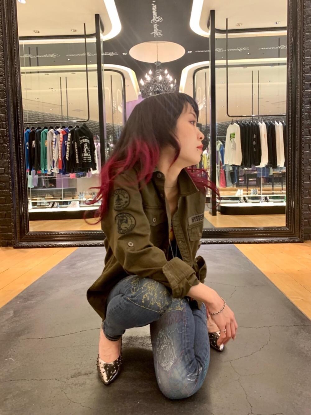 「デニム、スキニー、長袖シャツ、Hysteric Glamour、ヒステリックグラマー、ルクア、LUCUA、ミリタリーコーデ」｜「HYSTERIC GLAMOURのHYS BOX 2柄 キャミソール（キャミソール、イエロー系）」を使った、Qさん（レディース・163cm）の夏コーディネートの1枚目の写真