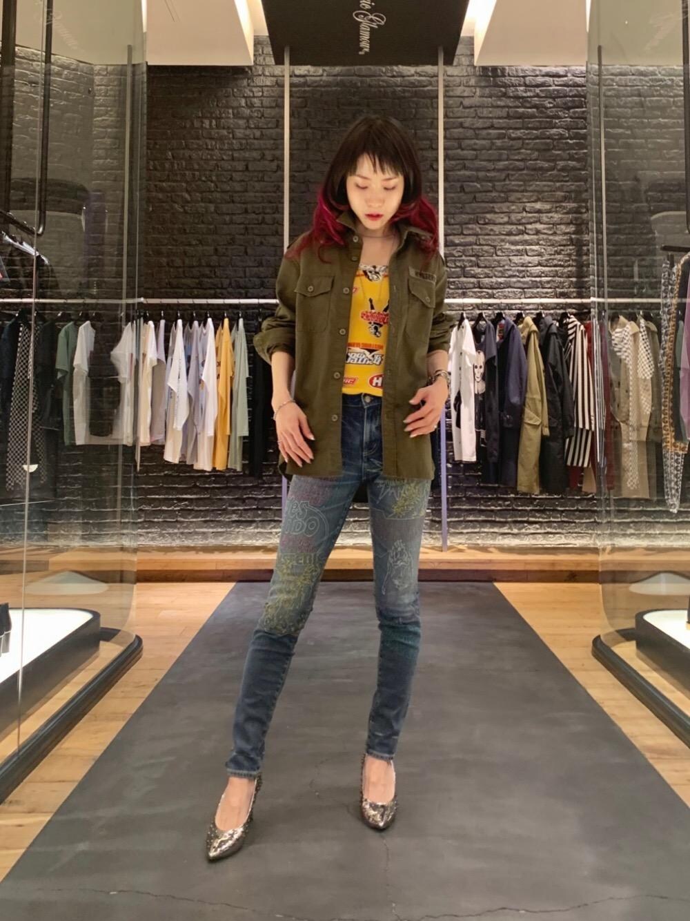 「デニム、スキニー、長袖シャツ、Hysteric Glamour、ヒステリックグラマー、ルクア、LUCUA、ミリタリーコーデ、アメカジコーデ」｜「HYSTERIC GLAMOURのHYS BOX 2柄 キャミソール（キャミソール、イエロー系）」を使った、Qさん（レディース・163cm）の夏コーディネートの1枚目の写真