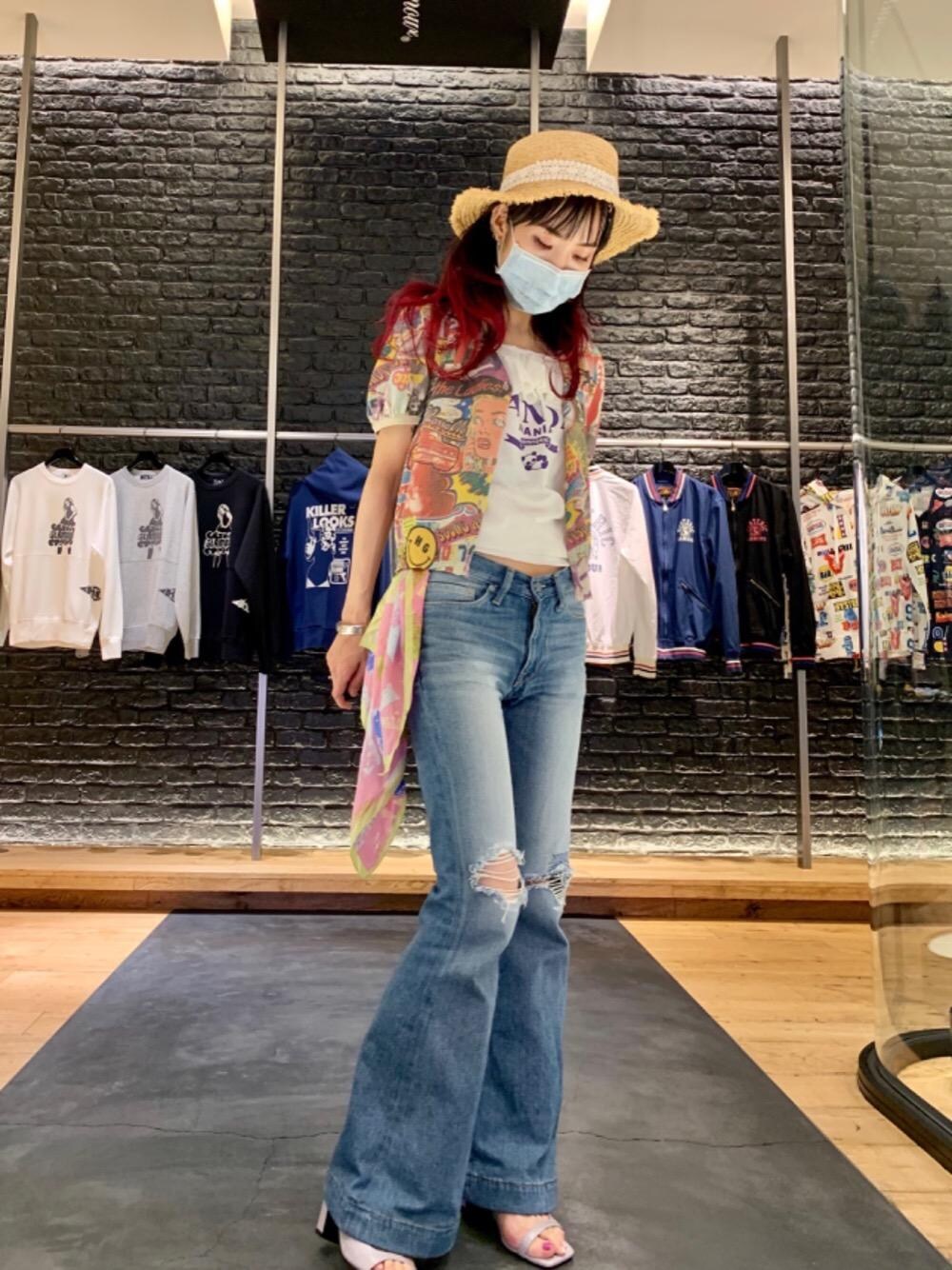「デニム、Tシャツ、Hysteric Glamour、フレアパンツ、夏コーデ、ヒステリックグラマー、なんばパークス、サマーニットコーデ、70'sコーデ」｜「HYSTERIC GLAMOURのPANDA MANIA オフショルダー（Tシャツ/カットソー、ホワイト系）」を使った、Qさん（レディース・163cm）の夏コーディネートの1枚目の写真