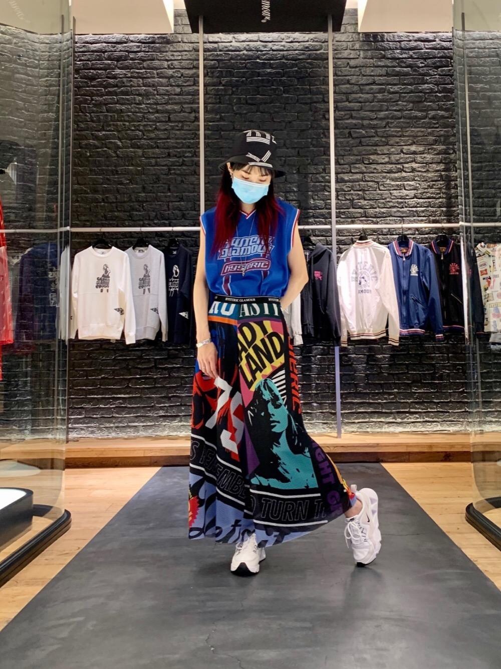 「スニーカー、ワイドパンツ、Hysteric Glamour、夏コーデ、ラフコーデ、ヒステリックグラマー、ストリートコーデ、なんばパークス、90'Sコーデ」｜「HYSTERIC GLAMOURのHYS LINE オーバーサイズノースリーブ（Tシャツ/カットソー、ブルー系）」を使った、Qさん（レディース・163cm）の夏コーディネートの1枚目の写真