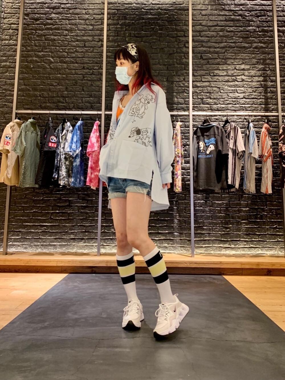 「デニム、長袖シャツ、Hysteric Glamour、ラフコーデ、カジュアルコーデ、ヒステリックグラマー、なんばパークス」｜「HYSTERIC GLAMOURのDOODING ANIMALS オーバーサイズシャツ（シャツ/ブラウス、ブルー系）」を使った、Qさん（レディース・163cm）の夏コーディネートの1枚目の写真