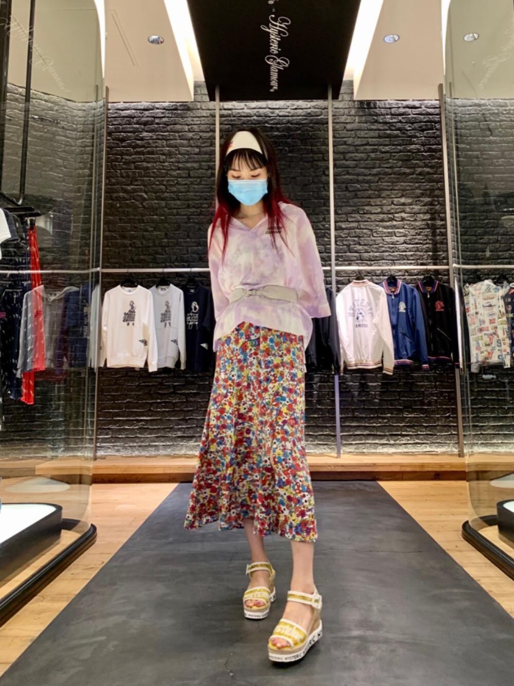 「スカート、サンダル、Hysteric Glamour、ベアー、夏コーデ、半袖シャツ、ヒステリックグラマー、なんばパークス、タイダイ染め、70'sコーデ」｜「HYSTERIC GLAMOURのRAINBOW LOGO JQヘアバンド（ヘアバンド、ホワイト系）」を使った、Qさん（レディース・163cm）の夏コーディネートの1枚目の写真