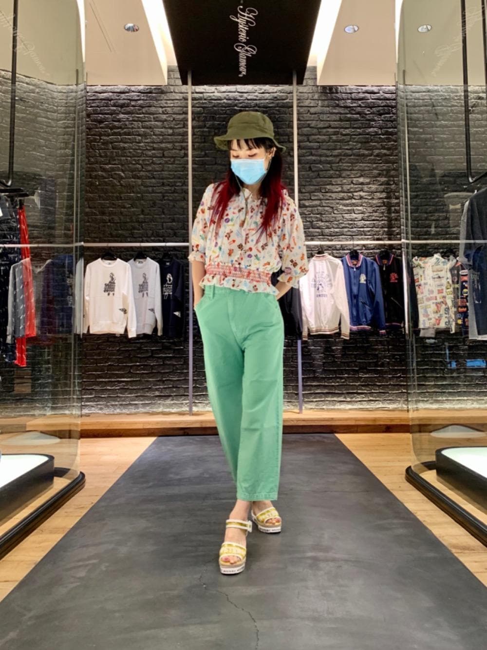 「総柄、ワイドパンツ、サンダル、Hysteric Glamour、夏コーデ、カジュアルコーデ、ヒステリックグラマー、なんばパークス」｜「HYSTERIC GLAMOURのArkAir×HYSTERIC/NRM ビーニーハット（ハット、グリーン系）」を使った、Qさん（レディース・163cm）の夏コーディネートの1枚目の写真