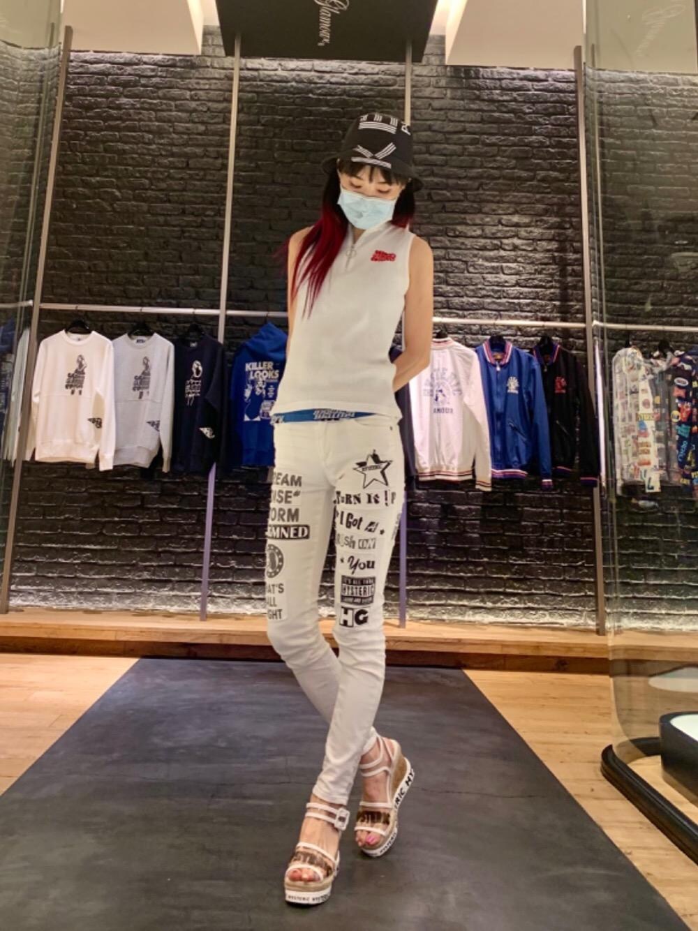 「スキニー、サンダル、Hysteric Glamour、タンクトップ、シンプルコーデ、夏コーデ、ヒステリックグラマー、なんばパークス」｜「HYSTERIC GLAMOURのLOGO PATCH Sチノスキニーパンツ【8T3】（チノパンツ、ホワイト系）」を使った、Qさん（レディース・163cm）の夏コーディネートの1枚目の写真