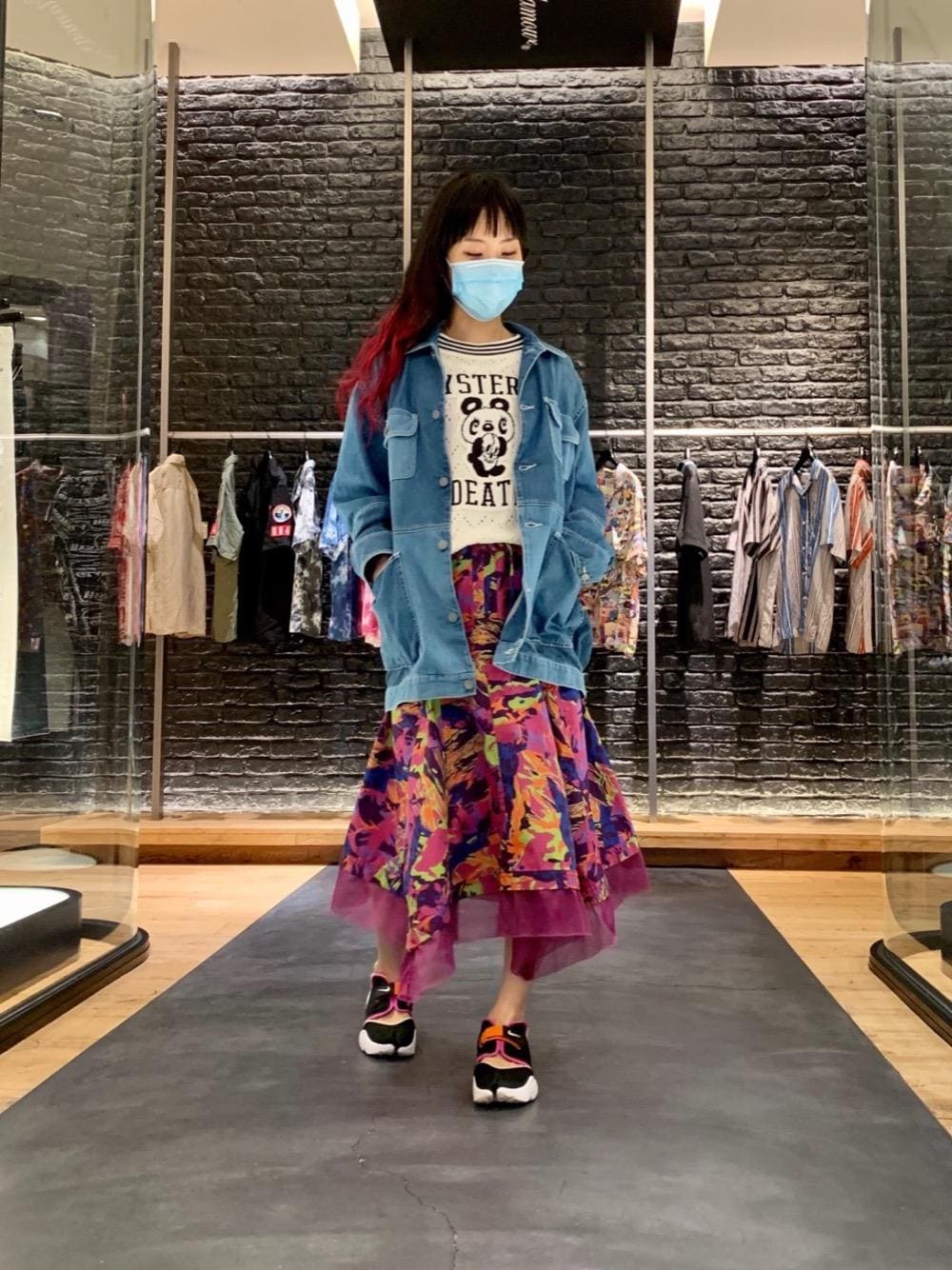 「スカート、Hysteric Glamour、シンプルコーデ、カジュアルコーデ、ヒステリックグラマー、なんばパークス」｜「HYSTERIC GLAMOURのHYS CIRCLE GIRL オーバーサイズデニムジャケット（デニムジャケット、ブルー系）」を使った、Qさん（レディース・163cm）の夏コーディネートの1枚目の写真