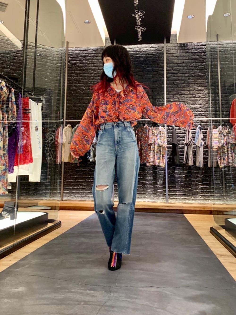 「デニム、総柄、ワイドパンツ、Hysteric Glamour、シンプルコーデ、ベアー、ラフコーデ、ヒステリックグラマー、なんばパークス、70'sコーデ」｜「HYSTERIC GLAMOURのRESIZE加工 デニムストレートパンツ（デニムパンツ、ブルー系）」を使った、Qさん（レディース・163cm）の夏コーディネートの1枚目の写真