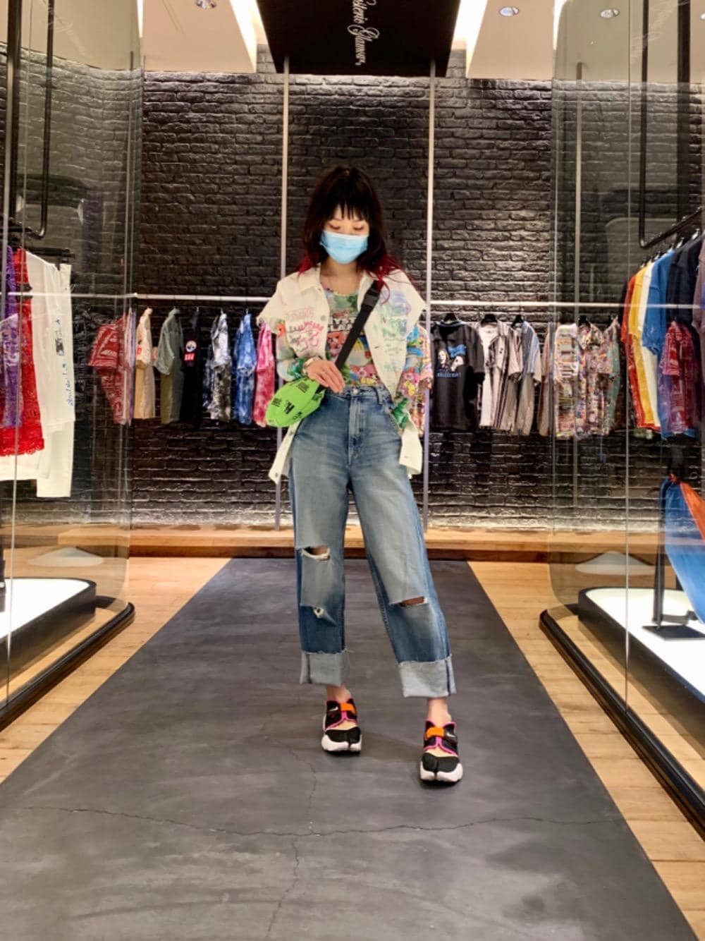 「デニム、ロンT、総柄、ワイドパンツ、Hysteric Glamour、ベアー、カジュアルコーデ、ヒステリックグラマー、なんばパークス」｜「HYSTERIC GLAMOURのRESIZE加工 デニムストレートパンツ（デニムパンツ、ブルー系）」を使った、Qさん（レディース・163cm）の夏コーディネートの1枚目の写真