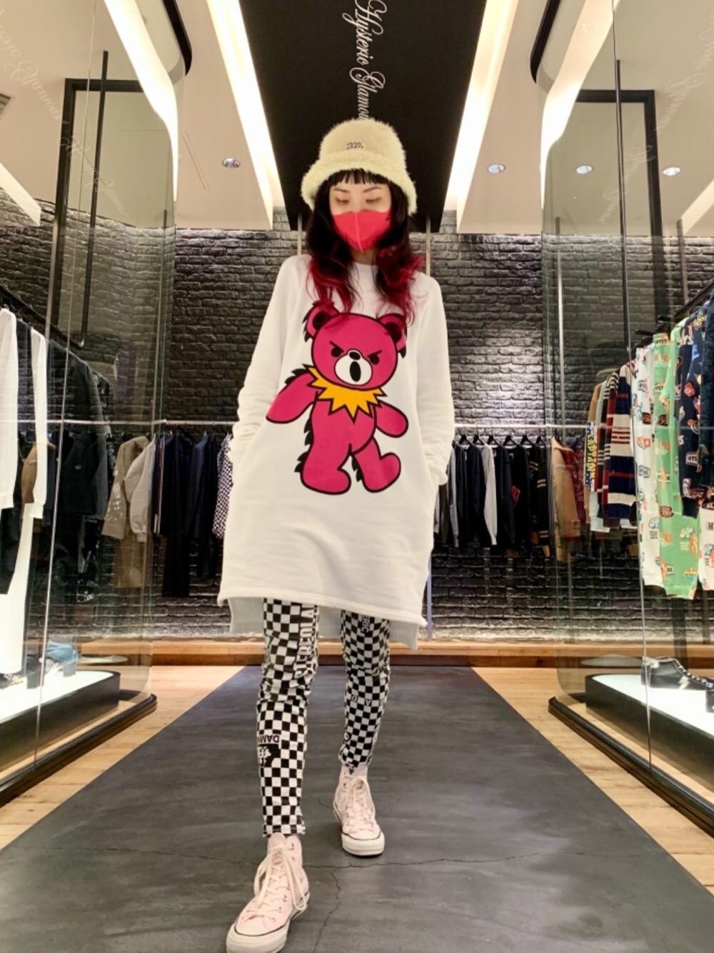 「スウェット、スニーカー、スキニー、冬コーデ、Hysteric Glamour、ベアー、ヒステリックグラマー、ストリートコーデ、なんばパークス」｜「HYSTERIC GLAMOURのBIG DEAD ワンピース（ワンピース、ホワイト系）」を使った、Qさん（レディース・163cm）の冬コーディネートの1枚目の写真