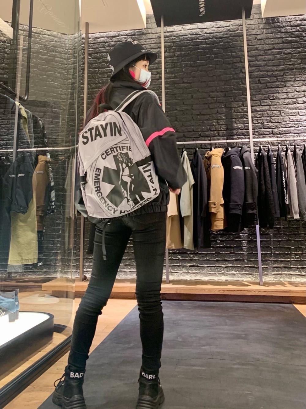 「スニーカー、スキニー、Hysteric Glamour、シンプルコーデ、ラフコーデ、ヒステリックグラマー、ストリートコーデ、なんばパークス」｜「HYSTERIC GLAMOURのDAYBREAK SOUND スタンドカラーブルゾン（ブルゾン、ブラック系）」を使った、Qさん（レディース・163cm）の冬コーディネートの1枚目の写真