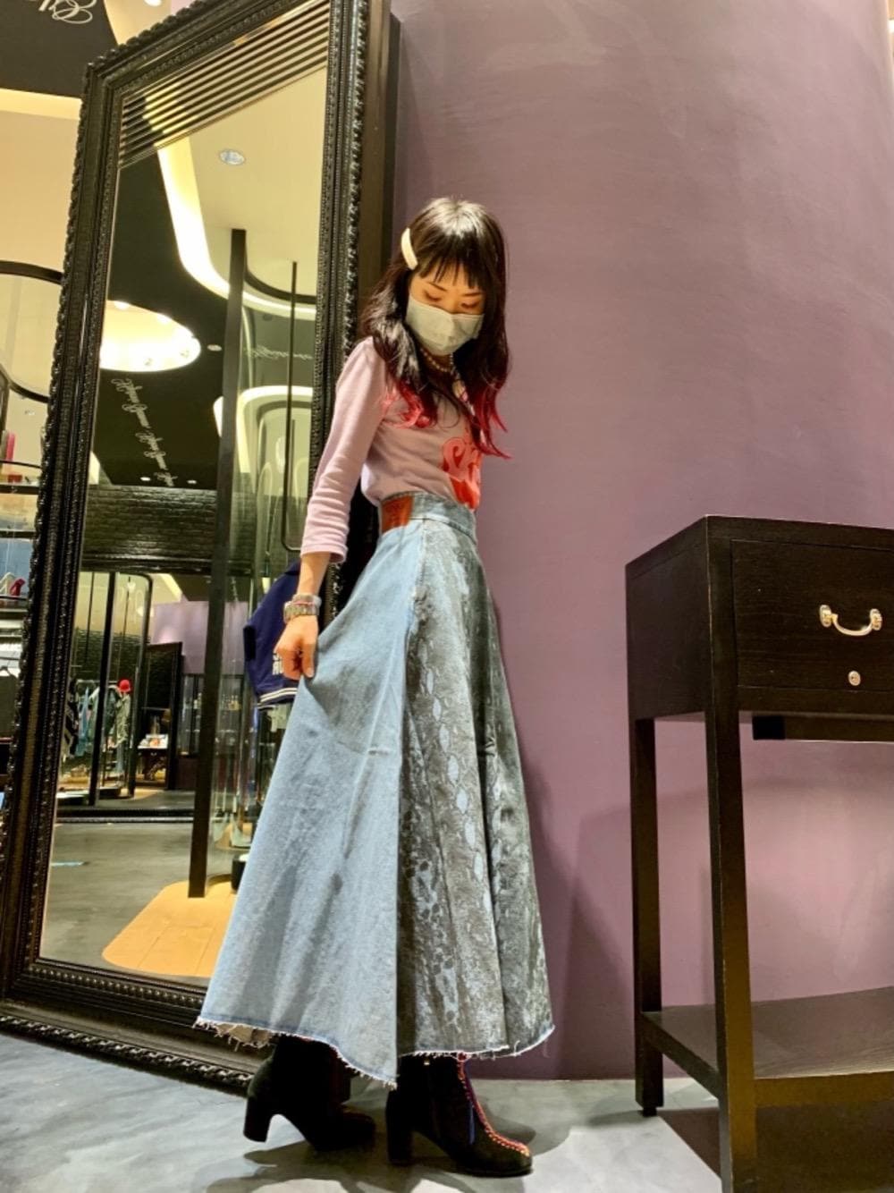 「デニム、スカート、ロンT、Hysteric Glamour、シンプルコーデ、春コーデ、ベアー、ヒステリックグラマー、なんばパークス」｜「HYSTERIC GLAMOURのHYSTERIC ストーンアクリルバレッタ（バレッタ/ヘアクリップ、ホワイト系）」を使った、Qさん（レディース・163cm）の冬コーディネートの1枚目の写真
