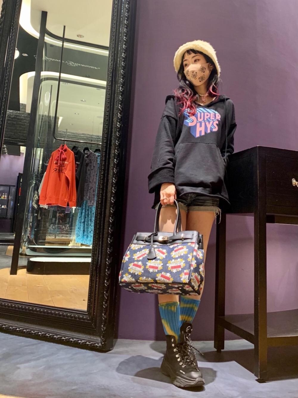 「スウェット、デニム、パーカー、Hysteric Glamour、春コーデ、ヒステリックグラマー、ストリートコーデ、なんばパークス、アメカジコーデ」｜「HYSTERIC GLAMOURのエディターズトートバッグ（トートバッグ、その他）」を使った、Qさん（レディース・163cm）の冬コーディネートの1枚目の写真