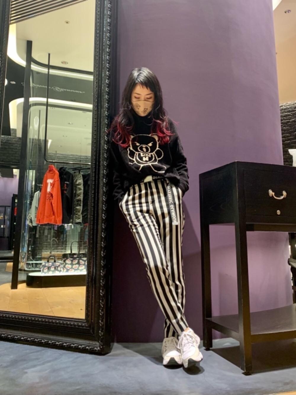 「スニーカー、Hysteric Glamour、シンプルコーデ、春コーデ、ベアー、ヒステリックグラマー、なんばパークス、HYSTERICS、ニットコーデ」｜「HYSTERIC GLAMOURのLOGO テープベルト（ベルト、ブラック系）」を使った、Qさん（レディース・163cm）の冬コーディネートの1枚目の写真