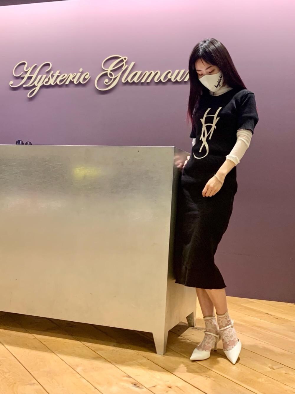 「ワンピース、Hysteric Glamour、シンプルコーデ、ヒステリックグラマー、なんばパークス、春こーで」｜「HYSTERIC GLAMOURのHYS LOGO ロングワンピース（ワンピース、ブラック系）」を使った、Qさん（レディース・163cm）の春コーディネートの1枚目の写真