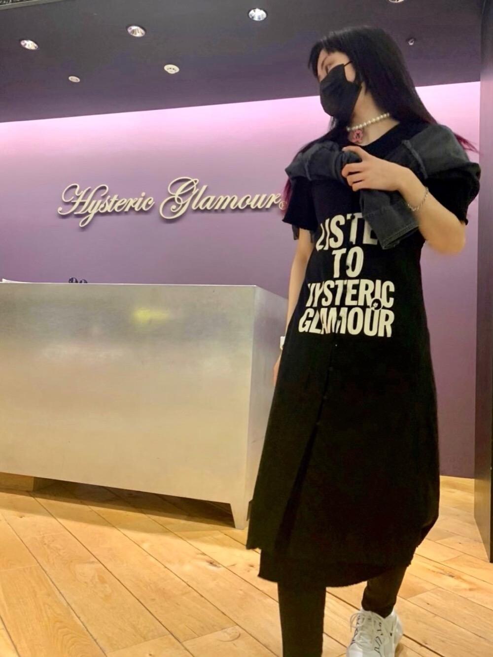 「ワンピース、スキニー、Hysteric Glamour、カジュアルコーデ、ヒステリックグラマー、なんばパークス、春こーで」｜「HYSTERIC GLAMOURのSU加工ISKOツイル スキニーパンツ（その他パンツ、ブラック系）」を使った、Qさん（レディース・163cm）の春コーディネートの1枚目の写真