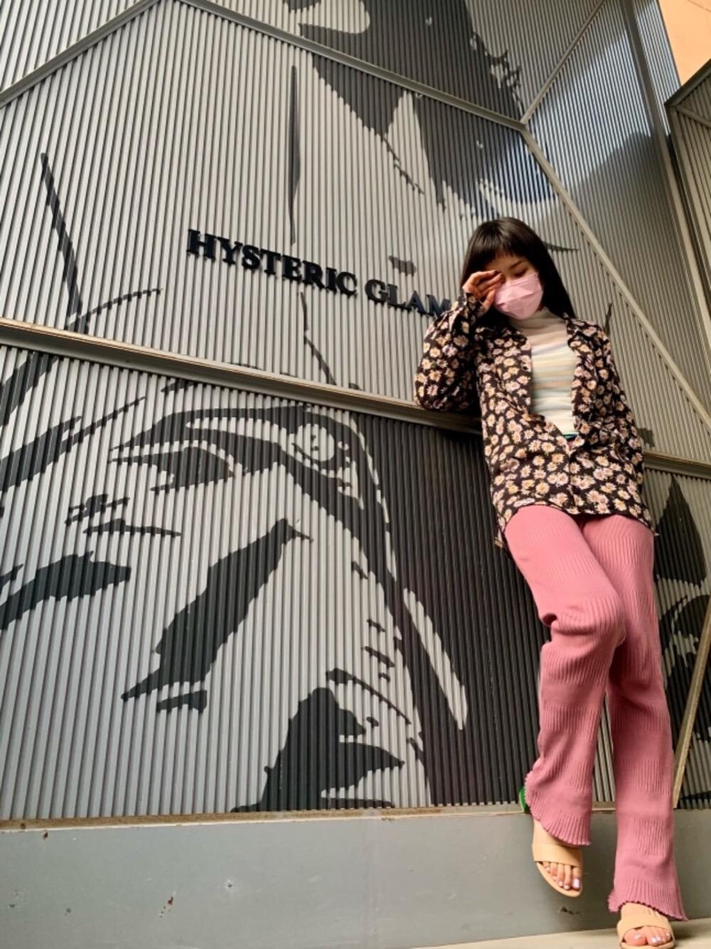 「長袖シャツ、総柄、フレアパンツ、ラフコーデ、ヒステリックグラマー、なんばパークス、thee hysteric xxx、春こーで、HYSTERIC GLAMOUR」｜「HYSTERIC GLAMOURのHEART刺繍 フレアパンツ（その他パンツ、ピンク系）」を使った、Qさん（レディース・163cm）の春コーディネートの1枚目の写真